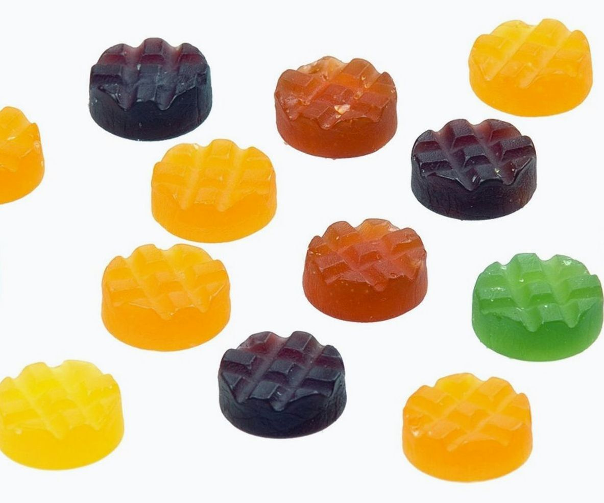Vitrina con golosinas, chocolates y caramelos surtidos